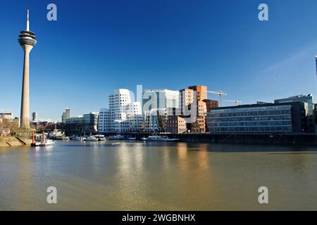 Le port des médias de Düsseldorf est un quartier prometteur dans lequel de nombreuses entreprises de médias se sont installées Banque D'Images