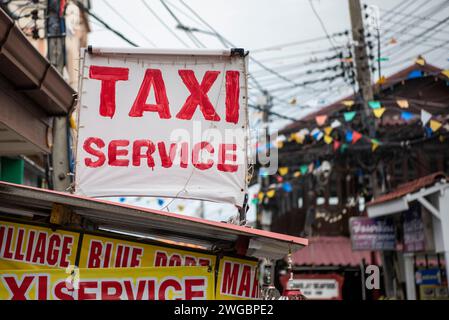 Un service de taxi dans la ville de Hua Hin dans la province de Prachuap Khiri Khan en Thaïlande, Thaïlande, Hua Hin, décembre 2023 Banque D'Images