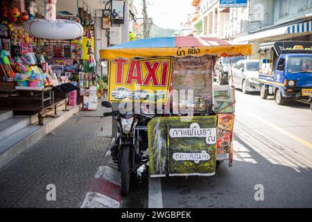 Un service de taxi dans la ville de Hua Hin dans la province de Prachuap Khiri Khan en Thaïlande, Thaïlande, Hua Hin, décembre 2023 Banque D'Images