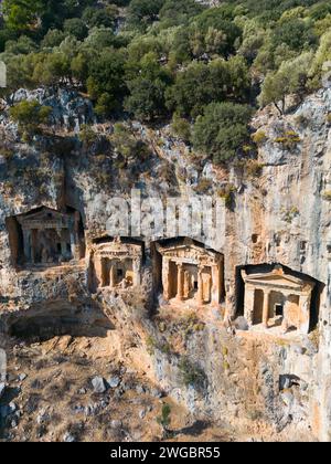 Dalyan, Mugla. Les rois de Turquie tombes dans la falaise face Kaunos Dalyan, Turquie. Vue aérienne . Banque D'Images
