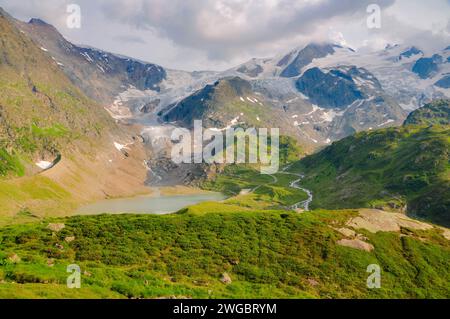 Vue aérienne de Steingletscher, lac alpin et paysage de montagne, Suisse Banque D'Images