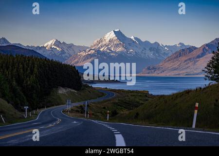 Route vide menant vers Mount Cook (Aoraki) pendant le coucher du soleil du printemps, Île du Sud, Nouvelle-Zélande Banque D'Images