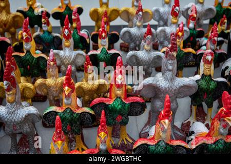 Figurines de poulet et de coq atay devant le Monument et la statue du roi Taksin au Wat Huay Mongkol près de la ville de Hua Hin dans la province o Banque D'Images