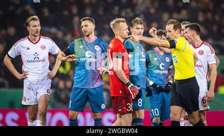 Hambourg, Allemagne. 30 janvier 2024. Schiedsrichter Sascha Stegemann entscheidet auf Elfmeter gegen Sascha Burchert (Pauli) FC Pauli - Fortuna Düsse Banque D'Images