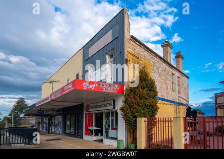 Les magasins de la ville de Lawson dans les Blue Mountains, en Nouvelle-Galles du Sud, en Australie, ont vu leurs façades recouvertes d'un acier peint. Banque D'Images