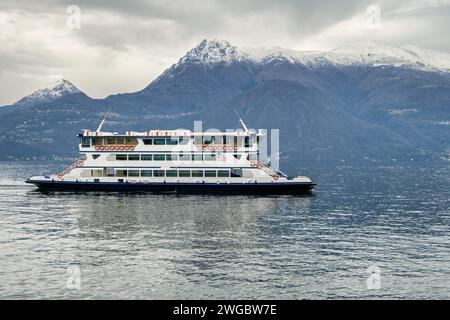 Ferry bateau naviguant à travers le lac de Côme avec toile de fond de montagne, Varenna, Lombardie, Italie Banque D'Images