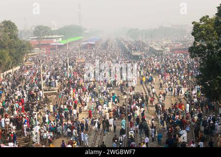 Tongi, Bangladesh. 04 février 2024. Le 4 février 2024 - Tongi, Bangladesh - les fidèles musulmans bangladais rentrent chez eux dans des trains surpeuplés après avoir assisté au dernier jour d'une congrégation islamique de trois jours sur les rives du fleuve Turag à Tongi, près de Dhaka, au Bangladesh. La 1e phase de Biswa Ijtema se termine aujourd'hui avec Akheri Munajat, ou la prière finale, et les dévots musulmans du monde entier ont participé à la deuxième plus grande congrégation mondiale de musulmans. Photo de Suvra Kanti Das/ABACAPRESS.COM crédit : Abaca Press/Alamy Live News Banque D'Images