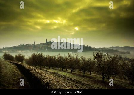 Village perché de lu Monferrato et paysage environnant, Alessandria, Piémont, Italie Banque D'Images