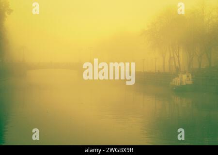 Brouillard au-dessus de la rivière Dane, Klaipeda, Lituanie Banque D'Images
