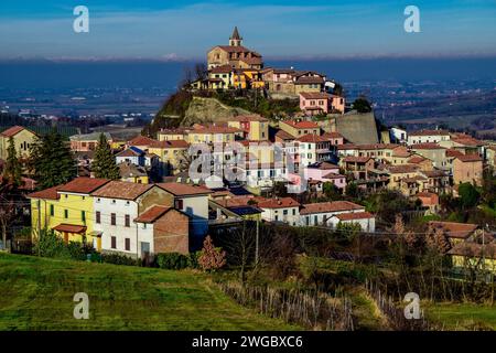 Petit village dans les collines de Tortonesi, Sarezzano, Tortona, Alessandria, Piémont, Italie Banque D'Images