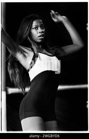 DANSEUSE, NIGHTCRAWLERS, 1995 : danseuse dans la mode sportive des années 90 avec le groupe écossais Nightcrawlers jouant au Cardiff Big Weekend Festival sur Museum Lawns à Cardiff, pays de Galles, Royaume-Uni le 12 août 1995. Photo : Rob Watkins. INFO : Nightcrawlers, un projet de House Music écossais dirigé par le DJ et producteur John Reid, a gagné une reconnaissance mondiale avec leur succès 'Push the Feeling On'. Leur hymne de danse contagieux est devenu un classique de la scène House Music des années 90 Banque D'Images