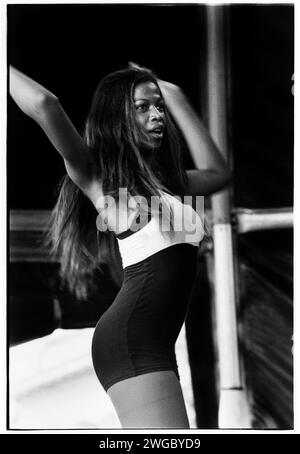 DANSEUSE, NIGHTCRAWLERS, 1995 : danseuse dans la mode sportive des années 90 avec le groupe écossais Nightcrawlers jouant au Cardiff Big Weekend Festival sur Museum Lawns à Cardiff, pays de Galles, Royaume-Uni le 12 août 1995. Photo : Rob Watkins. INFO : Nightcrawlers, un projet de House Music écossais dirigé par le DJ et producteur John Reid, a gagné une reconnaissance mondiale avec leur succès 'Push the Feeling On'. Leur hymne de danse contagieux est devenu un classique de la scène House Music des années 90 Banque D'Images