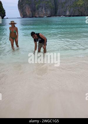 Phi Phi, Thaïlande - 10 décembre 2023 : incroyable baie Maya sur les îles Phi Phi, Thaïlande Banque D'Images