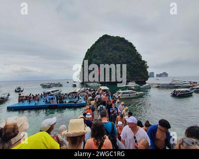 Phi Phi, Thaïlande - 10 décembre 2023 : incroyable baie Maya sur les îles Phi Phi, Thaïlande Banque D'Images