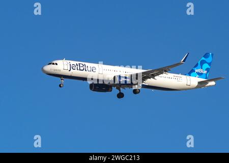 Los Angeles, Californie, États-Unis - 12 janvier 2023 : Airbus A321 (immatriculé N978JB) exploité par JetBlue sur le point d'atterrir à Los Angeles Banque D'Images