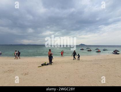 Thaïlande, 10 janvier 2024 : Patong Beach Phuket Thaïlande belle plage de sable blanc eaux bleu clair et turquoise et beau ciel bleu avec arbre de palmiers Banque D'Images