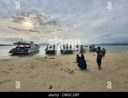 Thaïlande, 10 janvier 2024 : Patong Beach Phuket Thaïlande belle plage de sable blanc eaux bleu clair et turquoise et beau ciel bleu avec arbre de palmiers Banque D'Images