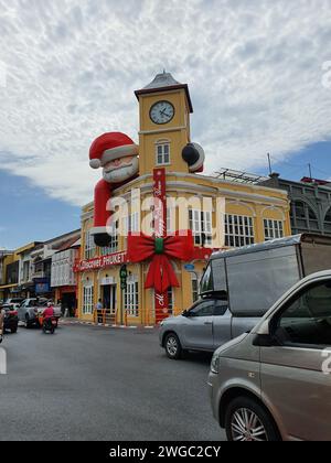 Phuket, Thaïlande - 28 décembre 2023 : monument de construction ancienne, bâtiments jaunes dans la vieille ville de Phuket en Thaïlande. Région de la vieille ville de Phuket. Banque D'Images