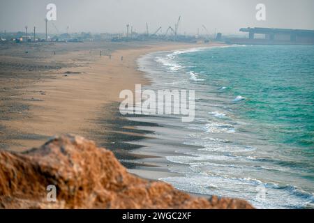 Baloutchistan, Pakistan - 16 janvier 2024 : matinée Gadani plage avec des rochers et des montagnes Banque D'Images