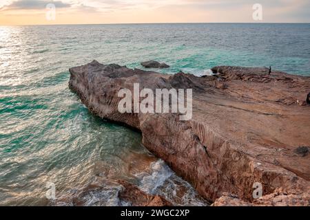 Baloutchistan, Pakistan - 16 janvier 2024 : matinée Gadani plage avec des rochers et des montagnes Banque D'Images