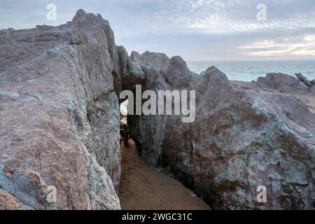 Baloutchistan, Pakistan - 16 janvier 2024 : matinée Gadani plage avec des rochers et des montagnes Banque D'Images