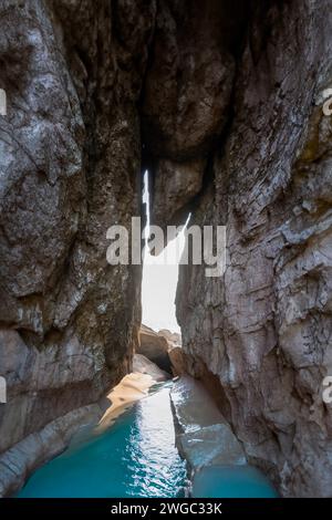 Baloutchistan, Pakistan - 16 janvier 2024 : matinée Gadani plage avec des rochers et des montagnes Banque D'Images