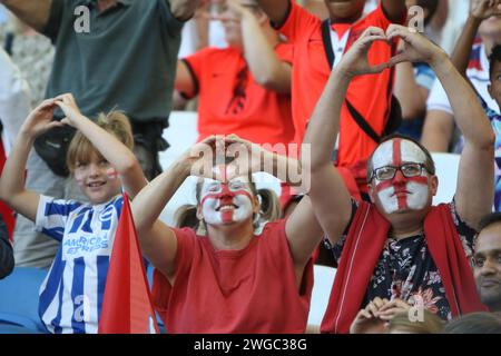 Les fans font l'amour coeur symbole emoji avec leurs mains Angleterre v Espagne, UEFA Womens Euro 2022, au Brighton Community Stadium 20 juillet 2022 Banque D'Images