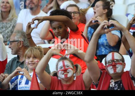 Les fans font l'amour coeur symbole emoji avec leurs mains Angleterre v Espagne, UEFA Womens Euro 2022, au Brighton Community Stadium 20 juillet 2022 Banque D'Images