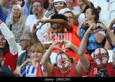 Les fans de filles font amour coeur symbole emoji avec leurs mains Angleterre v Espagne, UEFA Womens Euro 2022, au Brighton Community Stadium 20 juillet 2022 Banque D'Images