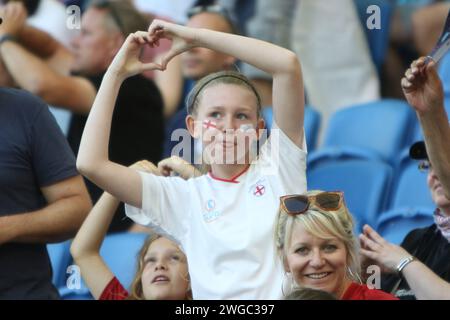 Les fans de filles font amour coeur symbole emoji avec leurs mains Angleterre v Espagne, UEFA Womens Euro 2022, au Brighton Community Stadium 20 juillet 2022 Banque D'Images