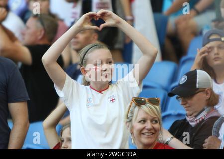 Les fans de filles font amour coeur symbole emoji avec leurs mains Angleterre v Espagne, UEFA Womens Euro 2022, au Brighton Community Stadium 20 juillet 2022 Banque D'Images