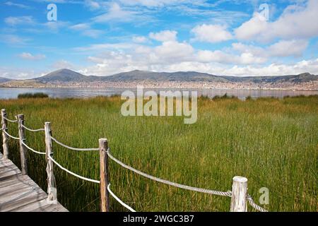 Lac Titicaca, devant des roseaux et une passerelle en bois, derrière Puno, province de Puno, Pérou Banque D'Images