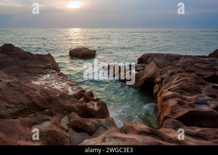 Baloutchistan, Pakistan - 16 janvier 2024 : matinée Gadani plage avec des rochers et des montagnes Banque D'Images