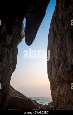 Baloutchistan, Pakistan - 16 janvier 2024 : matinée Gadani plage avec des rochers et des montagnes Banque D'Images