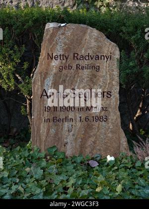 Tombe de l'écrivain Anna Seghers, Dorotheenstaedtischer Friedhof, Chausseestrasse, quartier Mitte, Berlin Banque D'Images