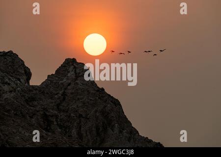 Baloutchistan, Pakistan - 16 janvier 2024 : magnifique coucher de soleil dans les rochers de Gadani Beach Baloutchistan. Silhouette Rock Banque D'Images