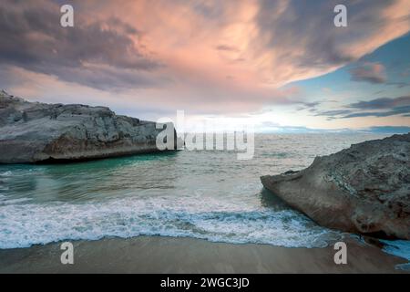 Baloutchistan, Pakistan - 16 janvier 2024 : matinée Gadani plage avec des rochers et des montagnes Banque D'Images