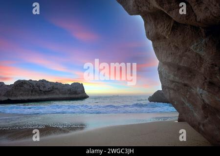 Baloutchistan, Pakistan - 16 janvier 2024 : matinée Gadani plage avec des rochers et des montagnes Banque D'Images