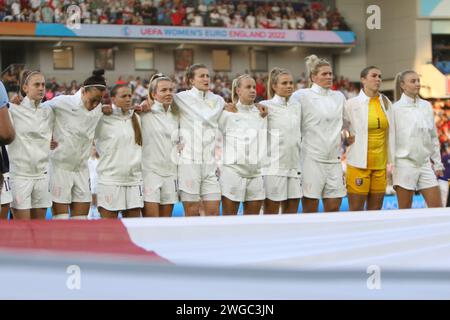 Les joueurs chantent l'hymne national Angleterre - Espagne, UEFA Womens Euro 2022, au Brighton Community Stadium le 20 juillet 2022 Banque D'Images