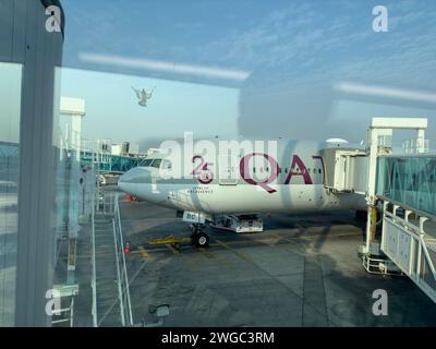 Karachi, Pakistan - 19 janvier 2024 : vol Qatar Airways à la porte du terminal de l'aéroport international de Karachi prêt pour le décollage Banque D'Images