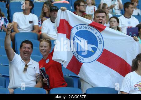 Supporters anglais avec Brighton & Hove Albion St Georges drapeau Angleterre contre Espagne, UEFA Womens Euro 2022, au Brighton Community Stadium le 20 juillet 2022 Banque D'Images