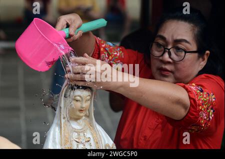 Bogor, Java Ouest, Indonésie. 4 février 2024. Une femme nettoie une statue en préparation du nouvel an lunaire, l'année du Dragon, au temple de Dhanagun à Bogor, Java occidental, Indonésie. La fête du printemps, également connue sous le nom de nouvel an lunaire chinois, tombe le 10 février de cette année. (Image de crédit : © Adriana Adie/ZUMA Press Wire) USAGE ÉDITORIAL SEULEMENT! Non destiné à UN USAGE commercial ! Banque D'Images