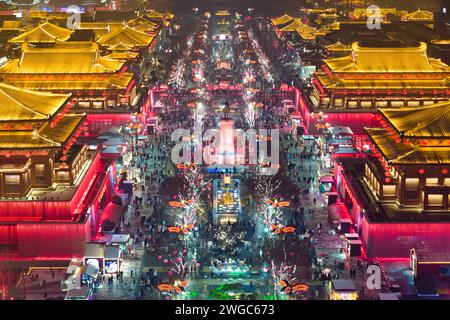 Pékin, Chine. 2 février 2024. Une photo aérienne prise par drone le 2 février 2024 montre une vue de la zone pittoresque de Datang Everbright City à Xi'an, capitale de la province du Shaanxi dans le nord-ouest de la Chine. Le Chang'an Light Show 2024 a débuté vendredi à Xi'an. Des milliers de lumières et de lanternes décoraient de nombreux lieux d'intérêt de la ville, y compris le mur de la ville, le complexe du Paradis Tang et le parc du patrimoine national du Palais Daming. Crédit : Shao Rui/Xinhua/Alamy Live News Banque D'Images