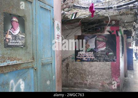 Beyrouth, Liban. 03 février 2024. Affiches vues au camp palestinien de Shatila, Beyrouth, Liban, le 3 2024 février. (Photo Elisa Gestri/Sipa USA) crédit : SIPA USA/Alamy Live News Banque D'Images