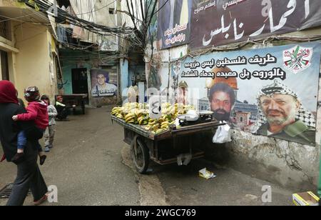 Beyrouth, Liban. 03 février 2024. Affiches vues au camp palestinien de Shatila, Beyrouth, Liban, le 3 2024 février. (Photo Elisa Gestri/Sipa USA) crédit : SIPA USA/Alamy Live News Banque D'Images