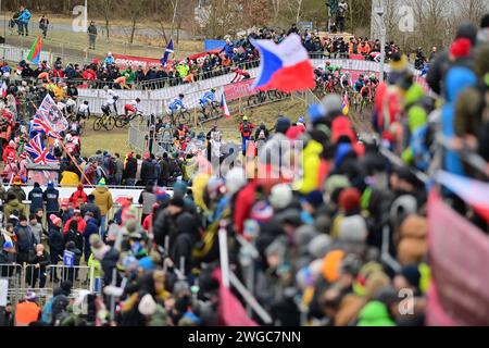 Tabor, République tchèque. 04 février 2024. Course junior masculine lors des Championnats du monde de cyclo-cross UCI à Tabor, République tchèque, le 4 février 2024. Crédit : Vaclav Pancer/CTK photo/Alamy Live News Banque D'Images