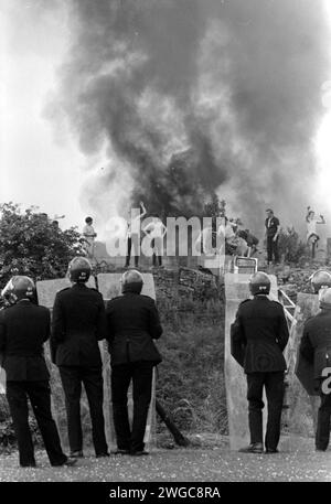 Photo de dossier datée du 18/06/84 de la police anti-émeute regardant des piquets de grève face à un fond de voitures en feu à l'usine de coke d'Orgreave, Yorkshire. Les appels à une enquête publique sur les événements de l'un des jours les plus violents de la grève des mineurs d'une année se multiplient à la suite de nouvelles images à la télévision d'affrontements entre la police et les piquets de grève. La violente confrontation en juin 1984 devant une cokerie à Orgreave, dans le Yorkshire, a fait de nombreux mineurs blessés et arrêtés, bien que leurs procès se soient effondrés plus tard. Un documentaire en trois parties de Channel 4 sur la grève des mineurs s'est concentré sur le So-call Banque D'Images