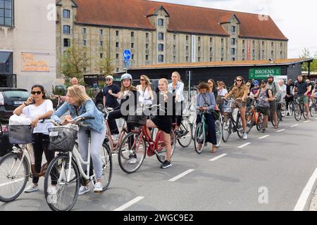 Fu§- und RadwegbrŸcke Ÿber den Christanshavn, den Trangraven und den Proviantmagasin Kanal in der Kopenhagener Innenstadt. Stau von Radfahrern *** Foo Banque D'Images