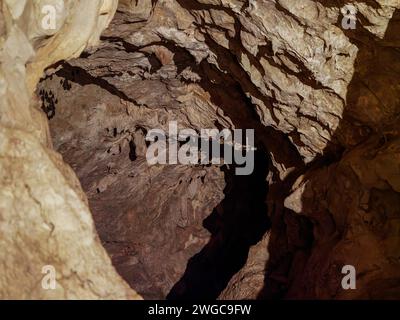 Grotte de Las Güixas, Villanúa, Pyrénées, Huesca, Aragon, Espagne. Grotte qui peut être visitée à Villanua Banque D'Images