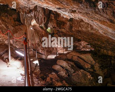 Grotte de Las Güixas, Villanúa, Pyrénées, Huesca, Aragon, Espagne. Grotte qui peut être visitée à Villanua Banque D'Images
